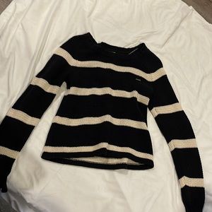 Volcom sweater